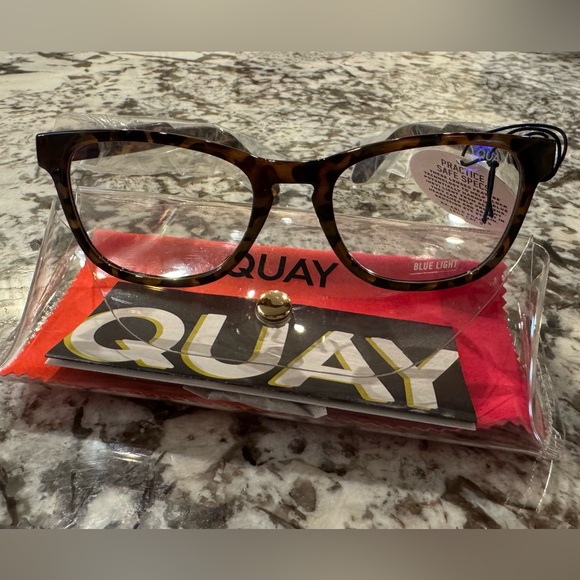 QUAY Hardwire Mini Tortoise Bluelight Glasses 🤎 - Picture 5 of 14